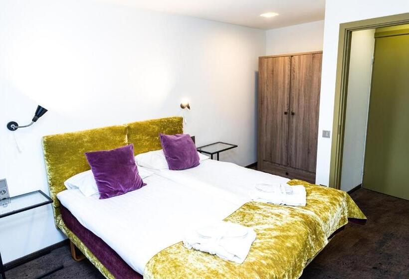 آپارتمان 2 خوابه, Hof