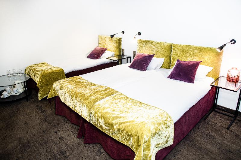 اتاق استاندارد سه نفره, Hof