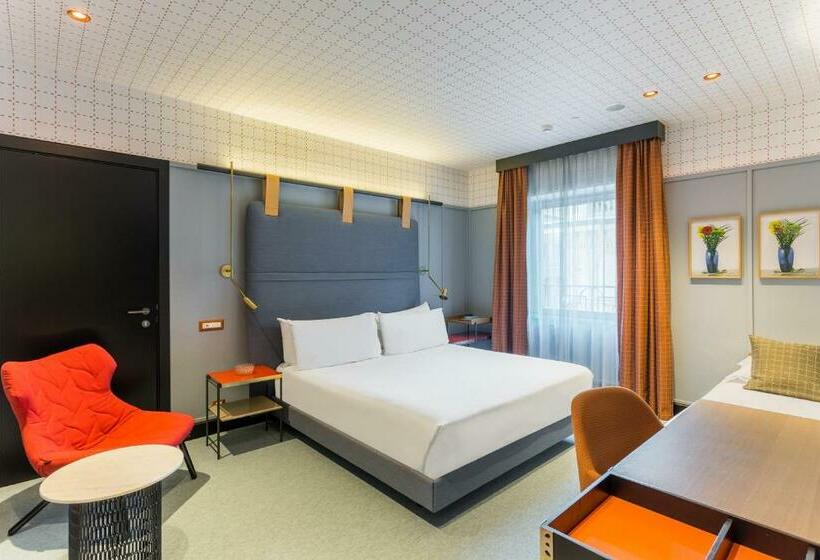 三人经典房间, Room Mate Giulia