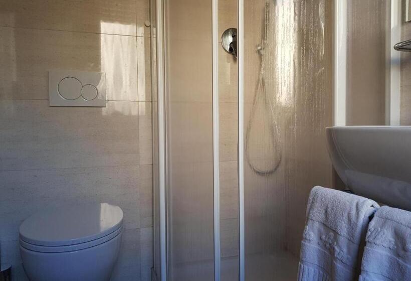 اتاق اکونومی, Villa Adriana