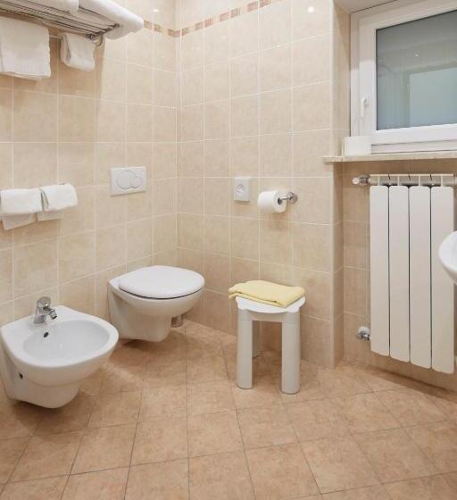 اتاق استاندارد سه نفره, Villa Adriana