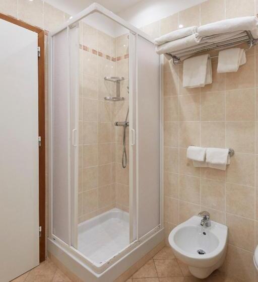 اتاق استاندارد سه نفره, Villa Adriana