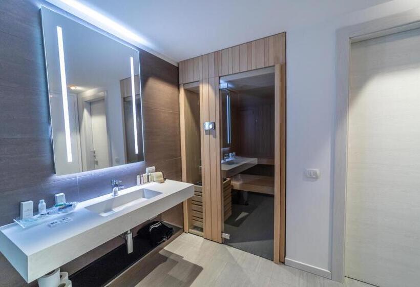 주니어 스위트, White Angel