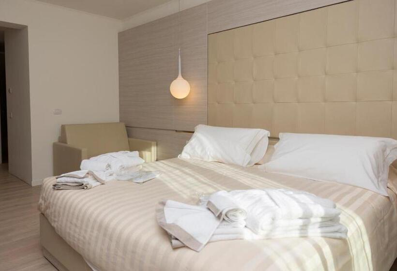 베이직 3인 룸, White Angel