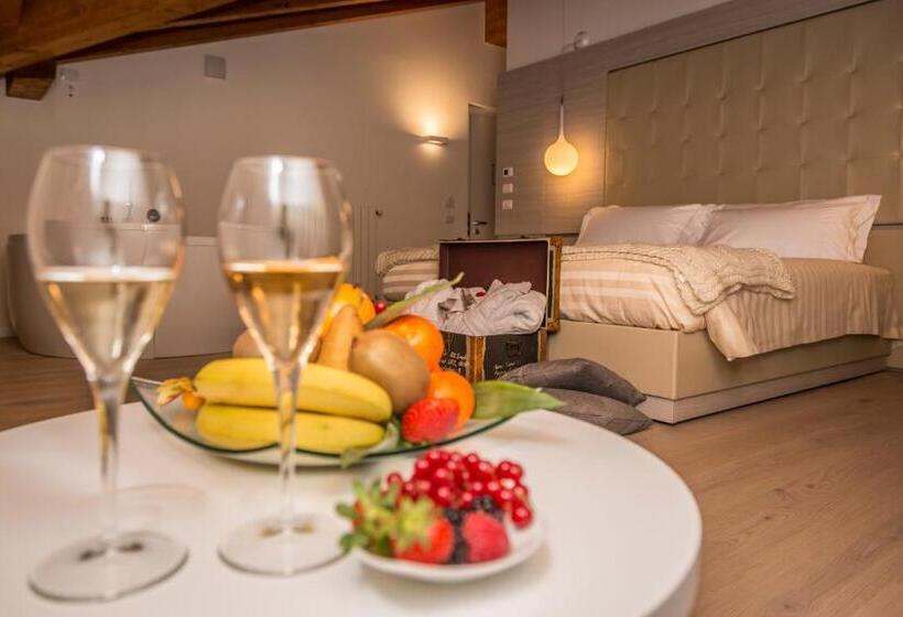 주니어 스위트, White Angel