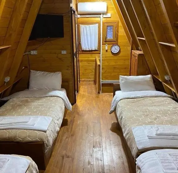 Standard Neljän Hengen Huone Parveke, Guesthouse Te Pjerini Selcë Cem