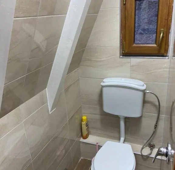 Standard Neljän Hengen Huone Parveke, Guesthouse Te Pjerini Selcë Cem