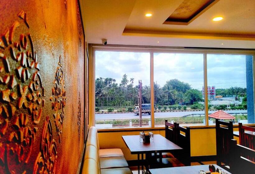 סוויטה, Sadanand S Highway Inn, Tumkur