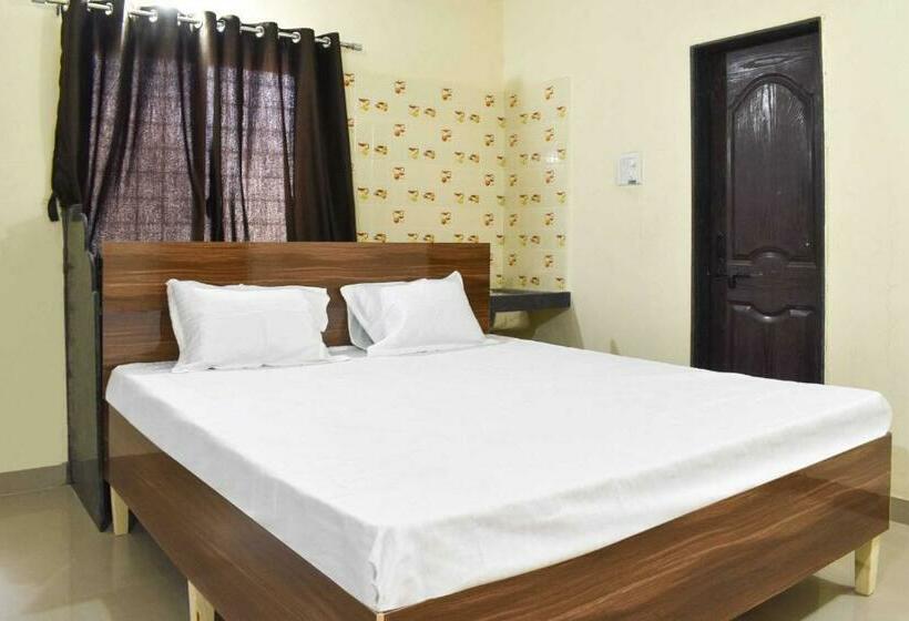 חדר קלאסי לשלושה, Flagship Sai Lodge