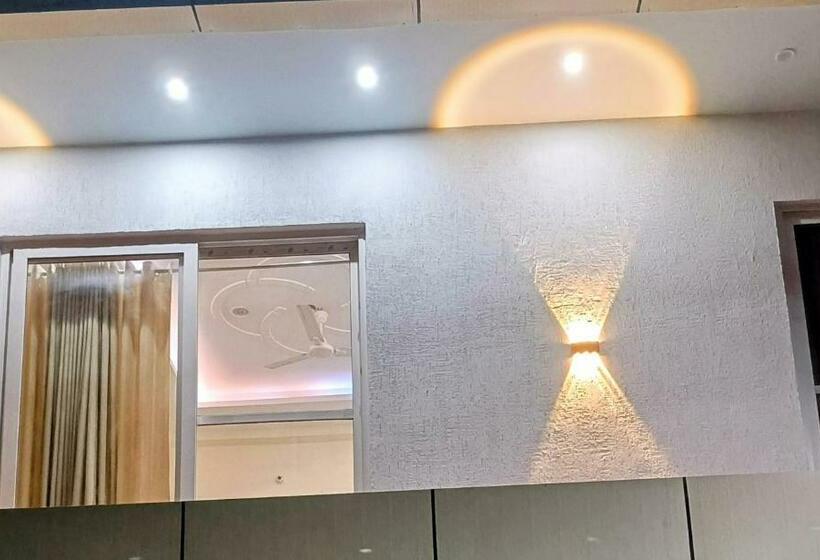 带大床的豪华间, Hare Krishna Ambiance Vbn