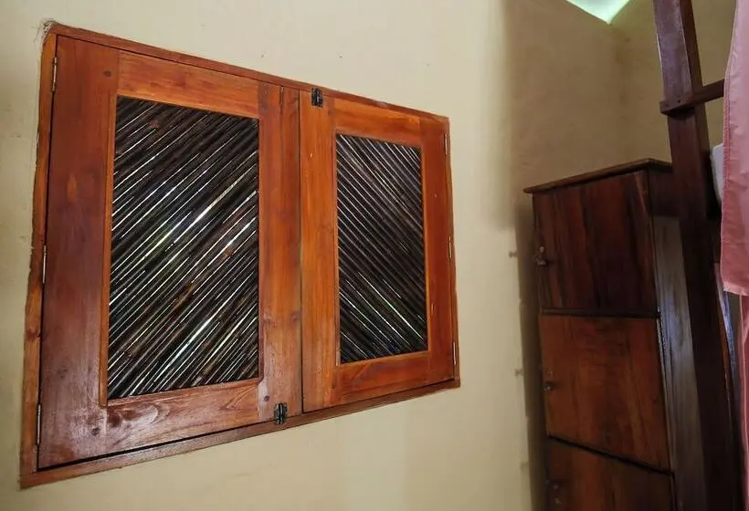 ルームシェアのワンベッド, Makai Beach Hostel