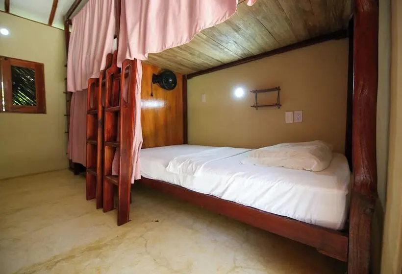 ルームシェアのワンベッド, Makai Beach Hostel