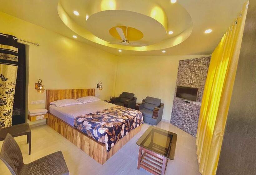 חדר משפחתי, Natural Resort Panhala