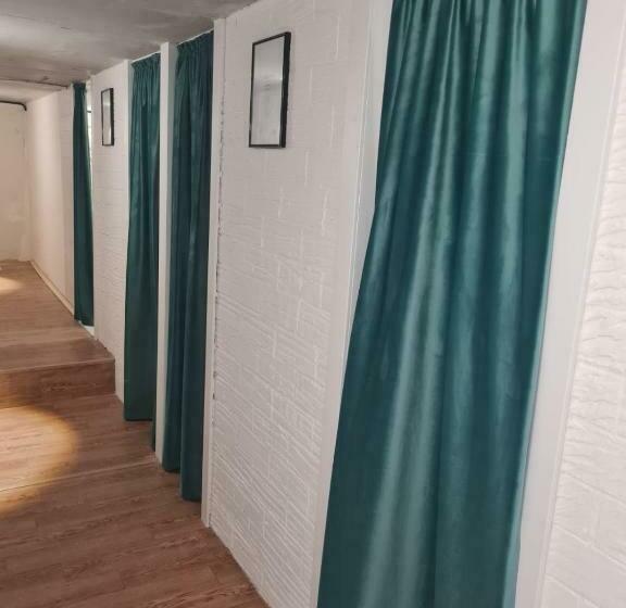 اتاق اکونومی یک تخته, Hostel Caps Home