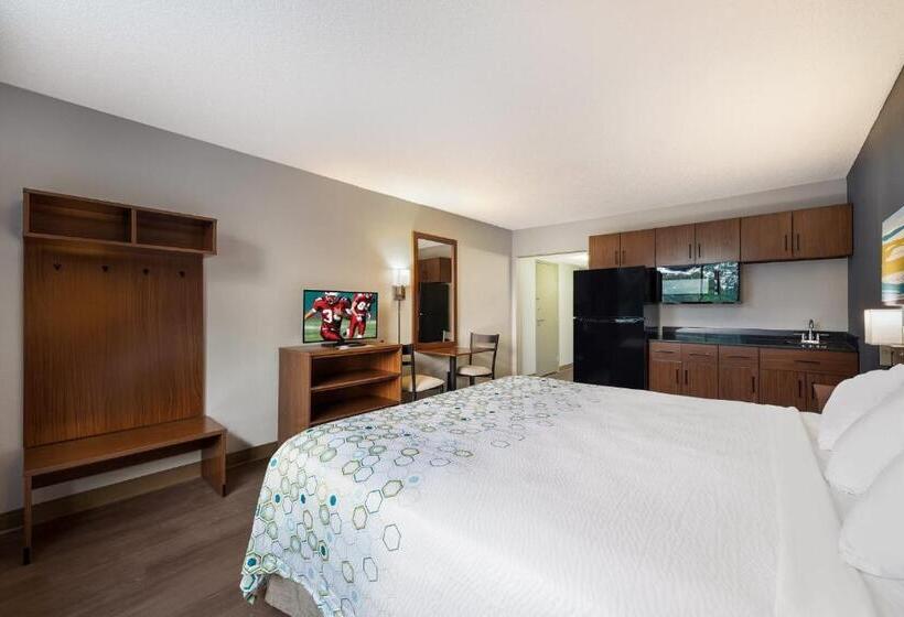 Standard Studio King Bed, Hometowne Studios By Red Roof Painted Post