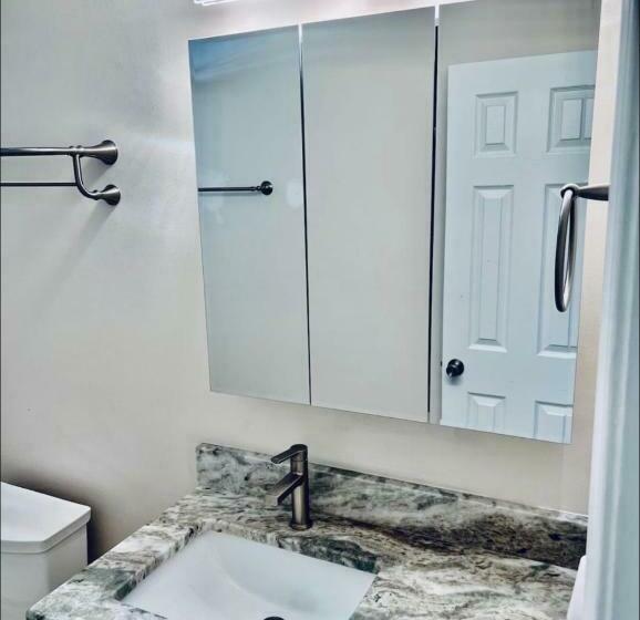 غرفة عائلية, Cheerful Home With Two Bedrooms