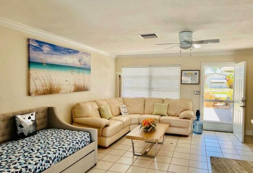 غرفة عائلية, Cheerful Home With Two Bedrooms