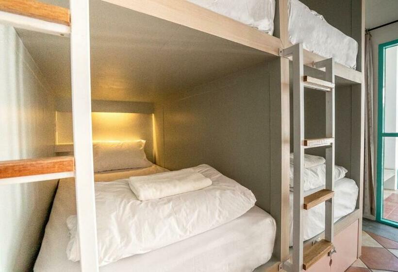 מיטה בחדר משותף, Nomads Ao Nang