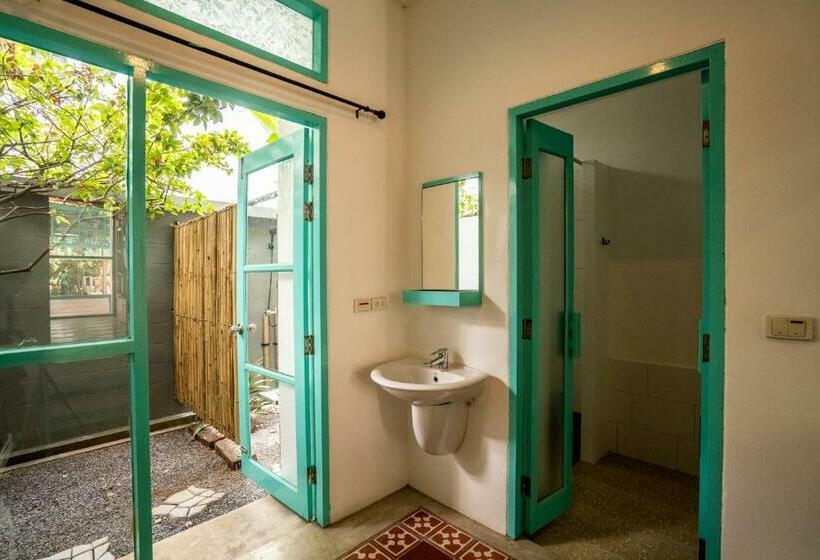 מיטה בחדר משותף, Nomads Ao Nang