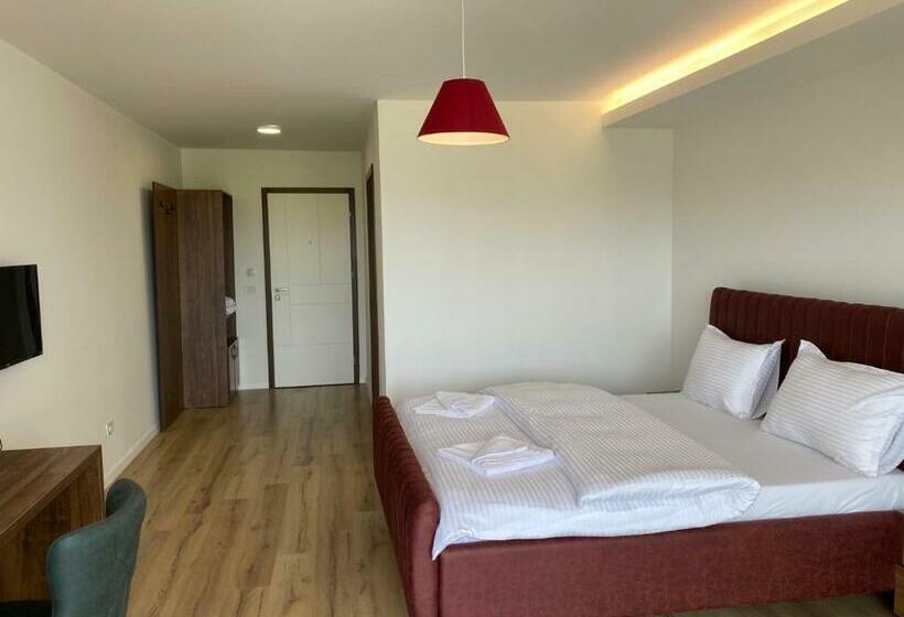 اتاق لوکس با بالکن, Andoena Resort