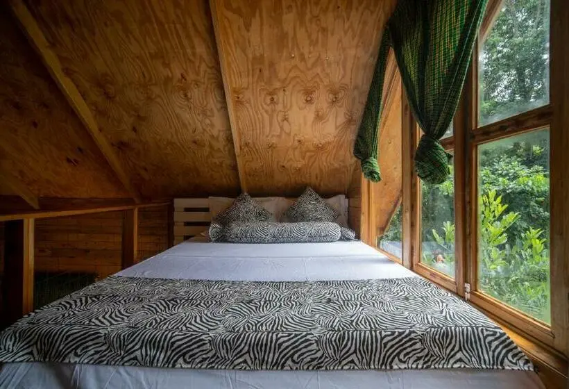 اتاق استاندارد سه نفره, River Off Grid Eco Cabins