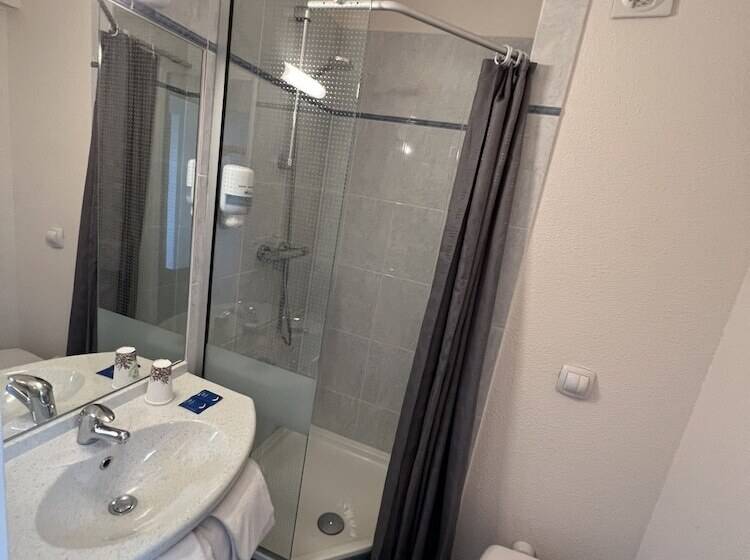 غرفة قياسية ثلاثية, Brit Hotel Saumur