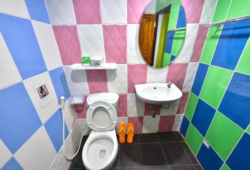 اتاق استاندارد با سرویس بهداشتی مشترک, Saithong House