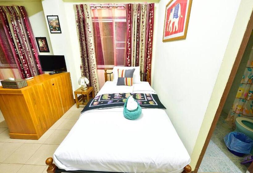 اتاق استاندارد سه تخته با بالکن, Saithong House