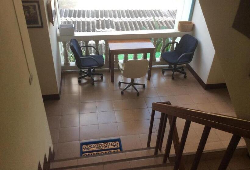 اتاق لوکس با بالکن, Saithong House