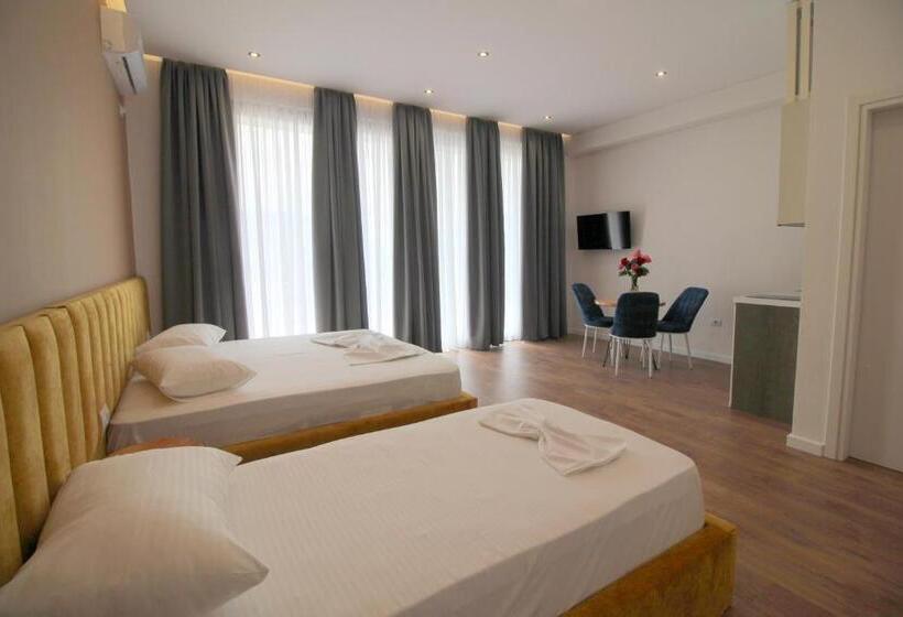 Camera Tripla Deluxe, Juer