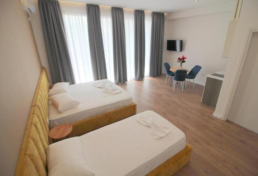 Camera Tripla Deluxe, Juer