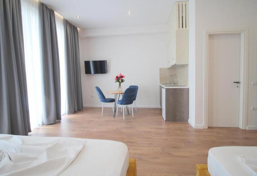 Camera Tripla Deluxe, Juer