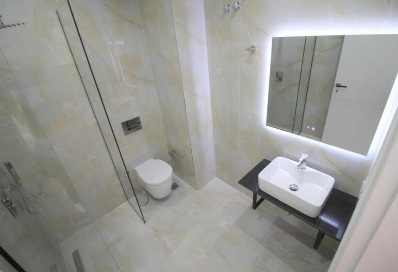 Camera Tripla Deluxe, Juer