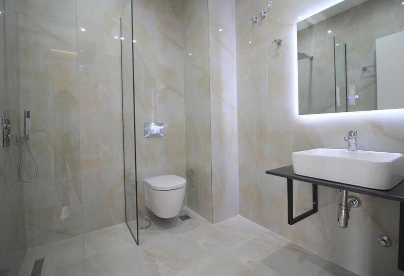 Camera Tripla Deluxe, Juer