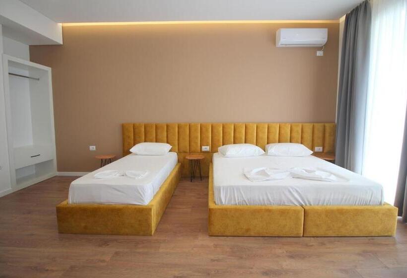 Camera Tripla Deluxe, Juer