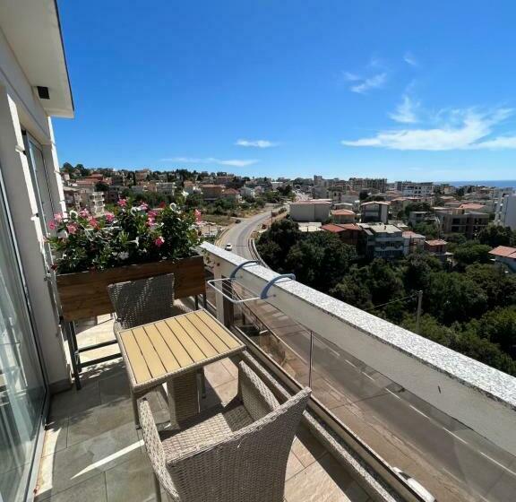 اتاق لوکس با بالکن و چشمانداز دریا, Lux Hotel M