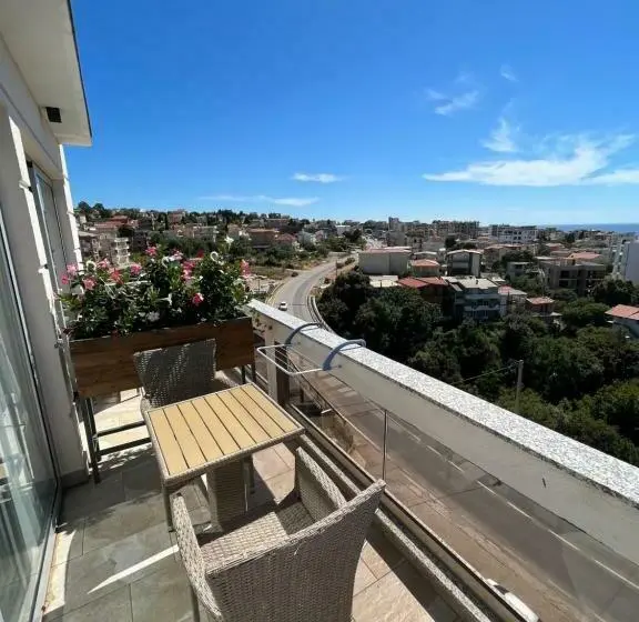 اتاق لوکس با بالکن و چشم‌انداز دریا, Lux Hotel M