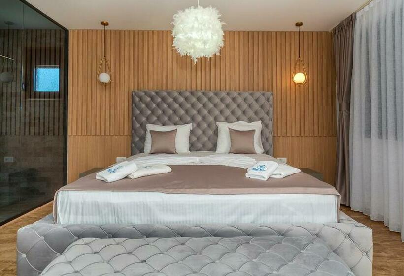 اتاق لوکس با بالکن و چشمانداز دریا, Villa Blue Bay