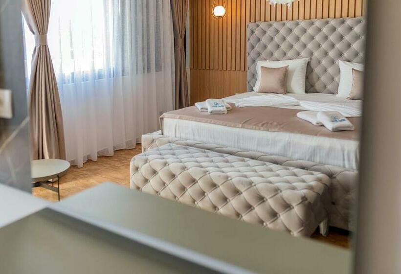 اتاق لوکس با بالکن و چشمانداز دریا, Villa Blue Bay