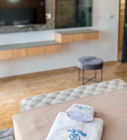 اتاق لوکس با بالکن و چشمانداز دریا, Villa Blue Bay