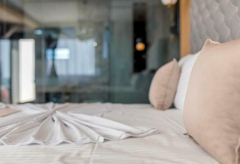 اتاق لوکس با بالکن و چشمانداز دریا, Villa Blue Bay