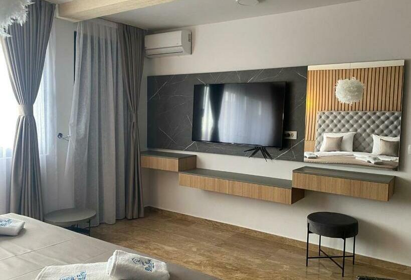 اتاق لوکس با بالکن و چشمانداز دریا, Villa Blue Bay