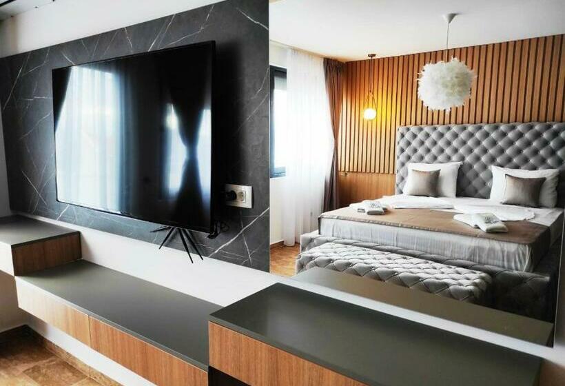 اتاق لوکس با بالکن و چشم‌انداز دریا, Villa Blue Bay