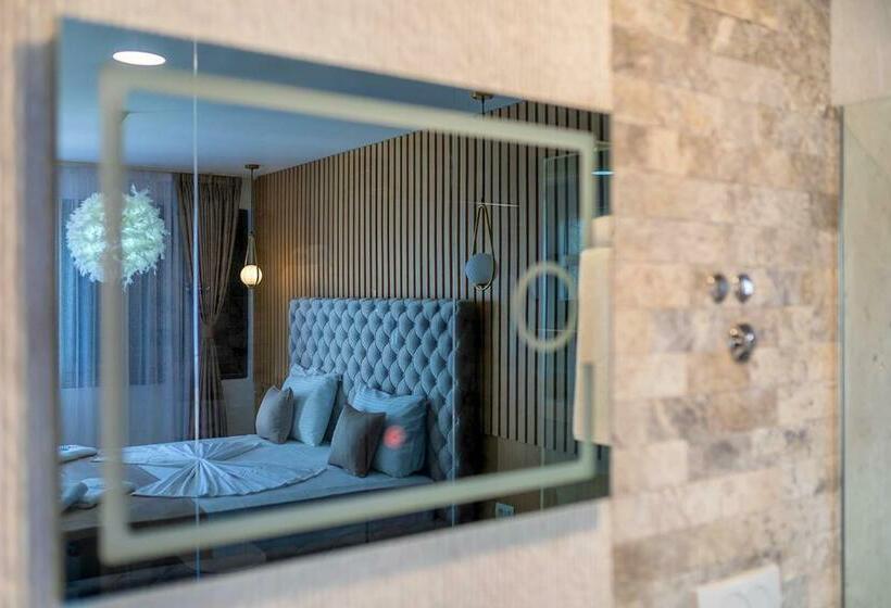 اتاق لوکس با بالکن و چشمانداز دریا, Villa Blue Bay