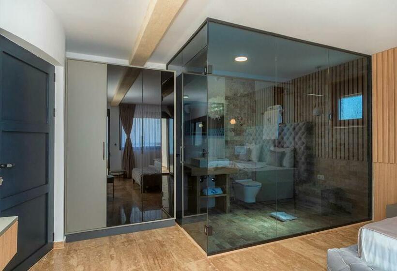 اتاق لوکس با بالکن و چشمانداز دریا, Villa Blue Bay