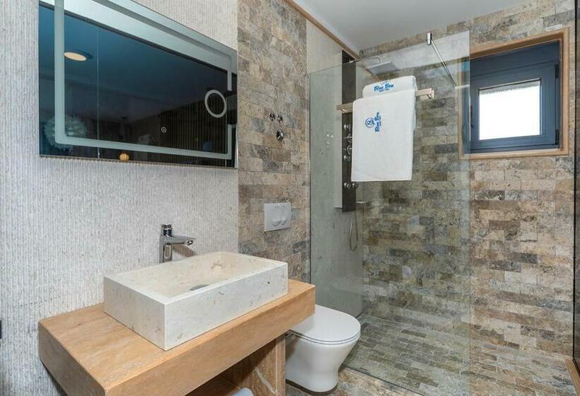 اتاق لوکس با بالکن و چشمانداز دریا, Villa Blue Bay