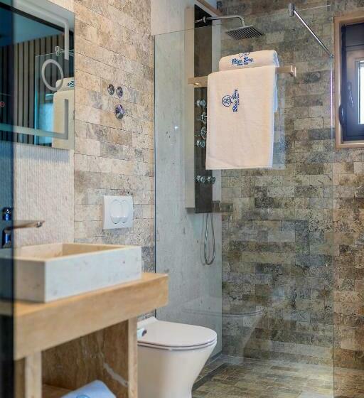 اتاق لوکس با بالکن و چشم‌انداز دریا, Villa Blue Bay