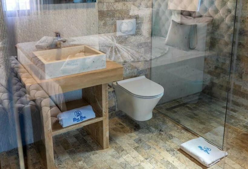 اتاق لوکس با بالکن و چشمانداز دریا, Villa Blue Bay