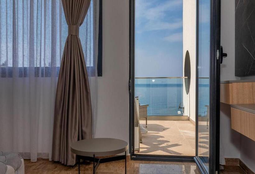 اتاق لوکس با بالکن و چشمانداز دریا, Villa Blue Bay