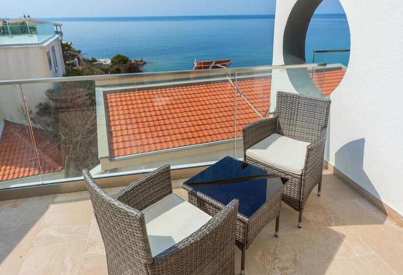 اتاق لوکس با بالکن و چشمانداز دریا, Villa Blue Bay